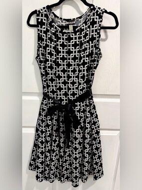 HAANI Black & White Sleeveless Geometric Link-Patterned Fit-&-Flare dress. Sz MP